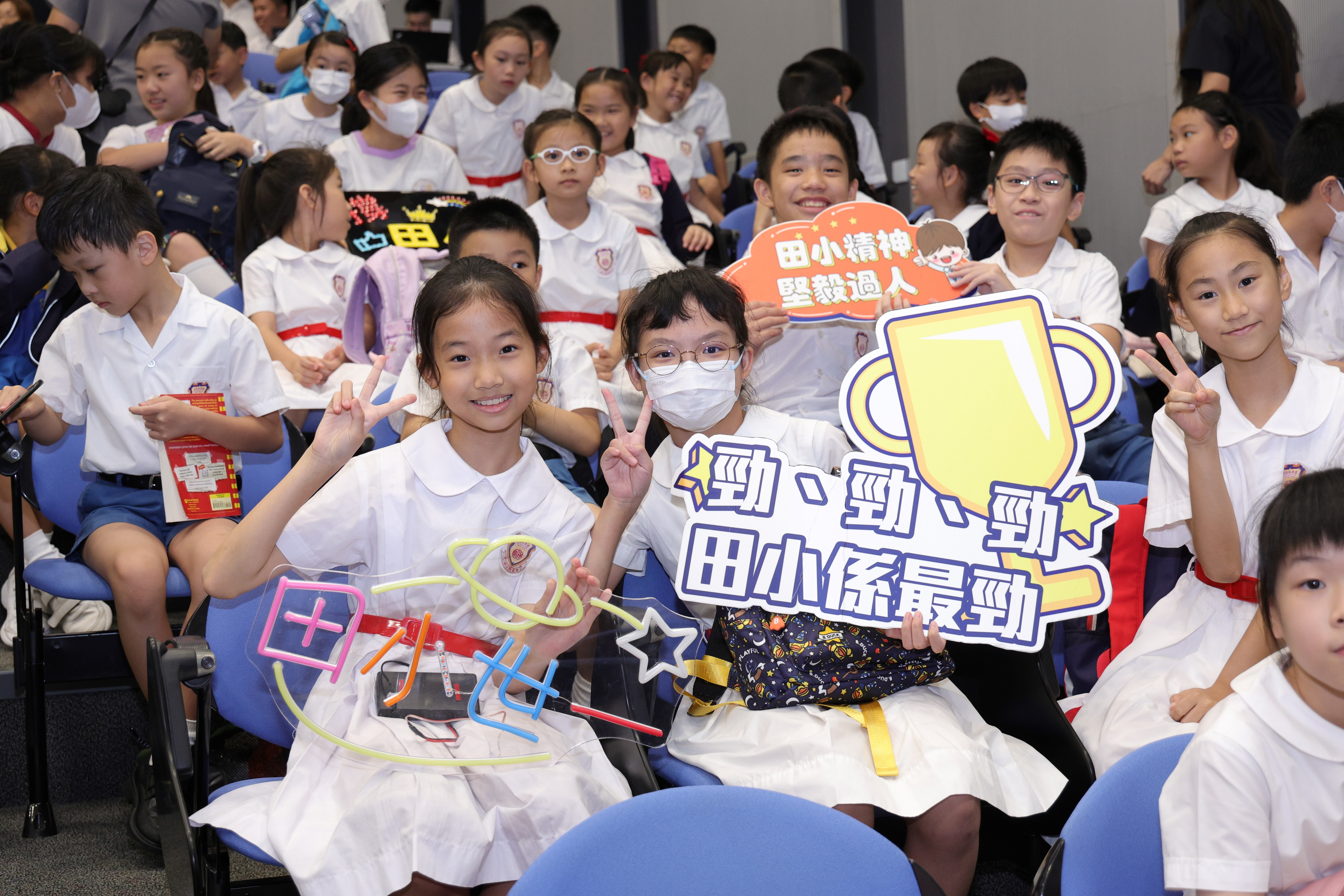 2.guansaitongxuedaishangdaqipaiweicansaiduiwujiayouzhuweichangmianrenao